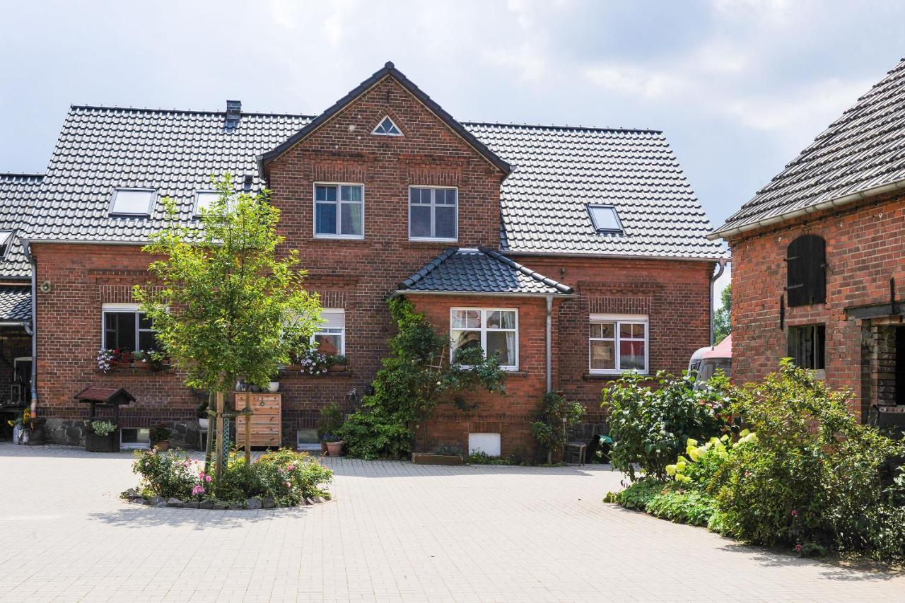 Gutshof Zum Adlernest Hotel Arnsnesta Ngoại thất bức ảnh